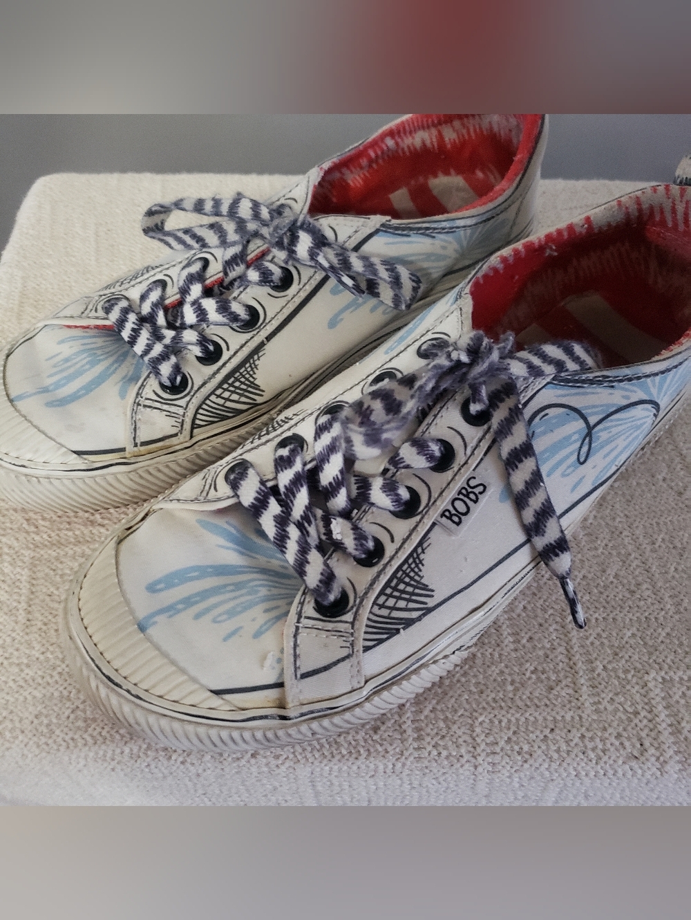 PRELOVED BOBS FROM SKECHERS DR. SUESS THAT IS THAT SNEAKERS. Sz 8